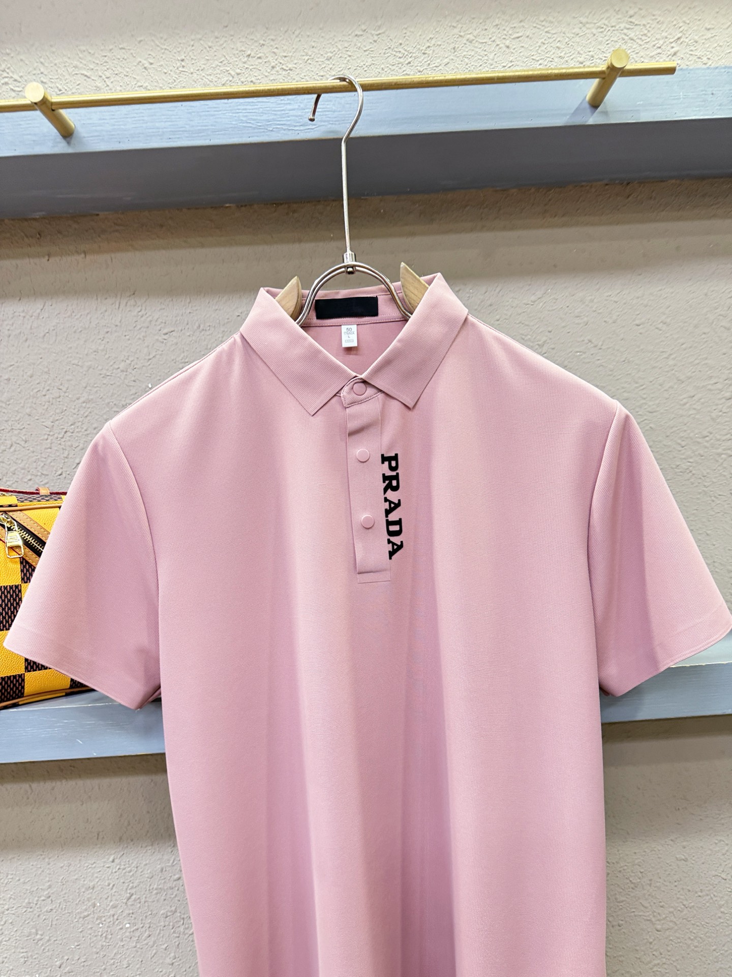 PRADA 普拉达 2026春夏新款首发专柜最新款翻领短袖，冰丝面料，清爽透气。高端订制 设计前卫时尚！品牌logo重工