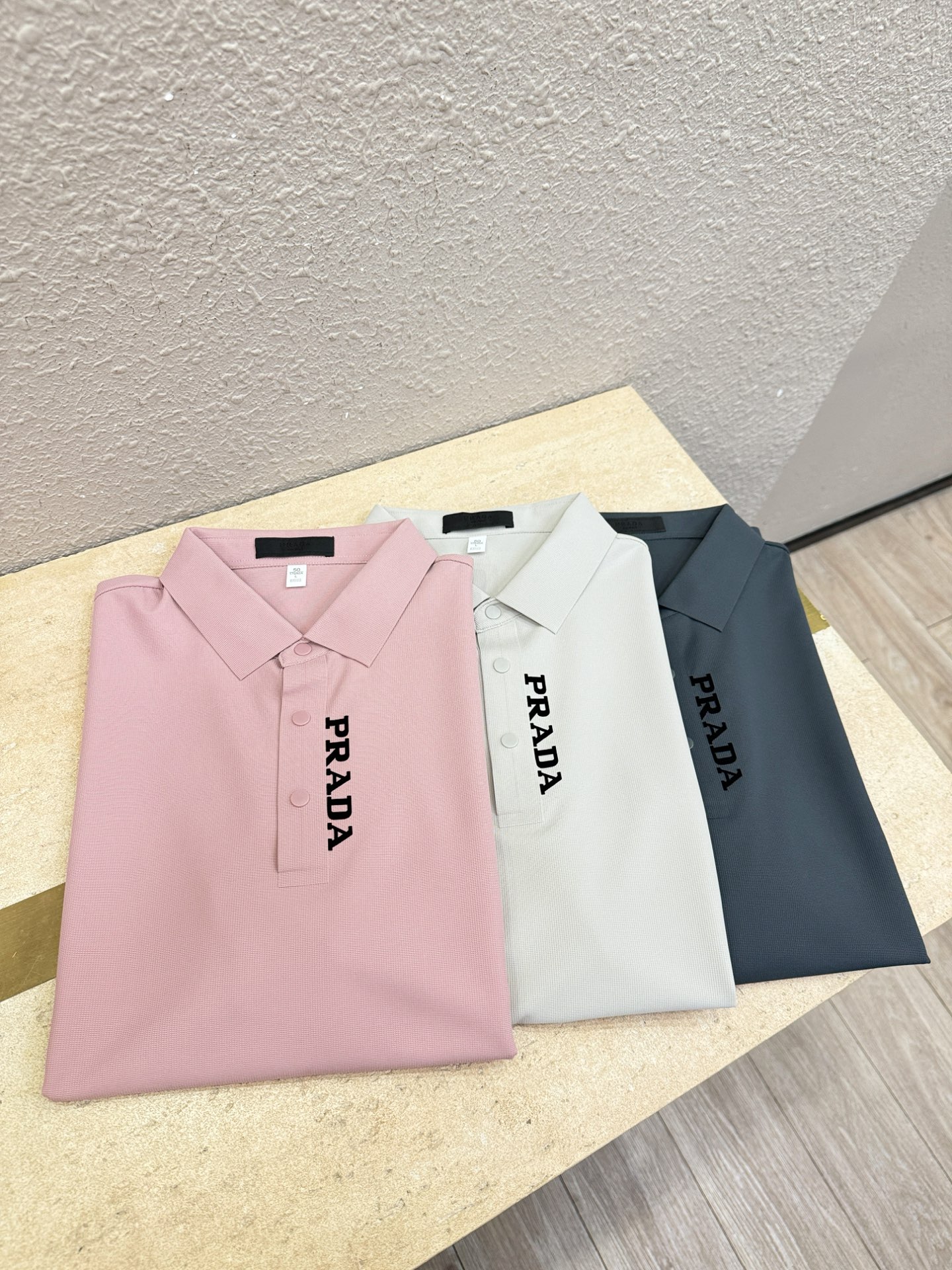 PRADA 普拉达 2026春夏新款首发专柜最新款翻领短袖，冰丝面料，清爽透气。高端订制 设计前卫时尚！品牌logo重工