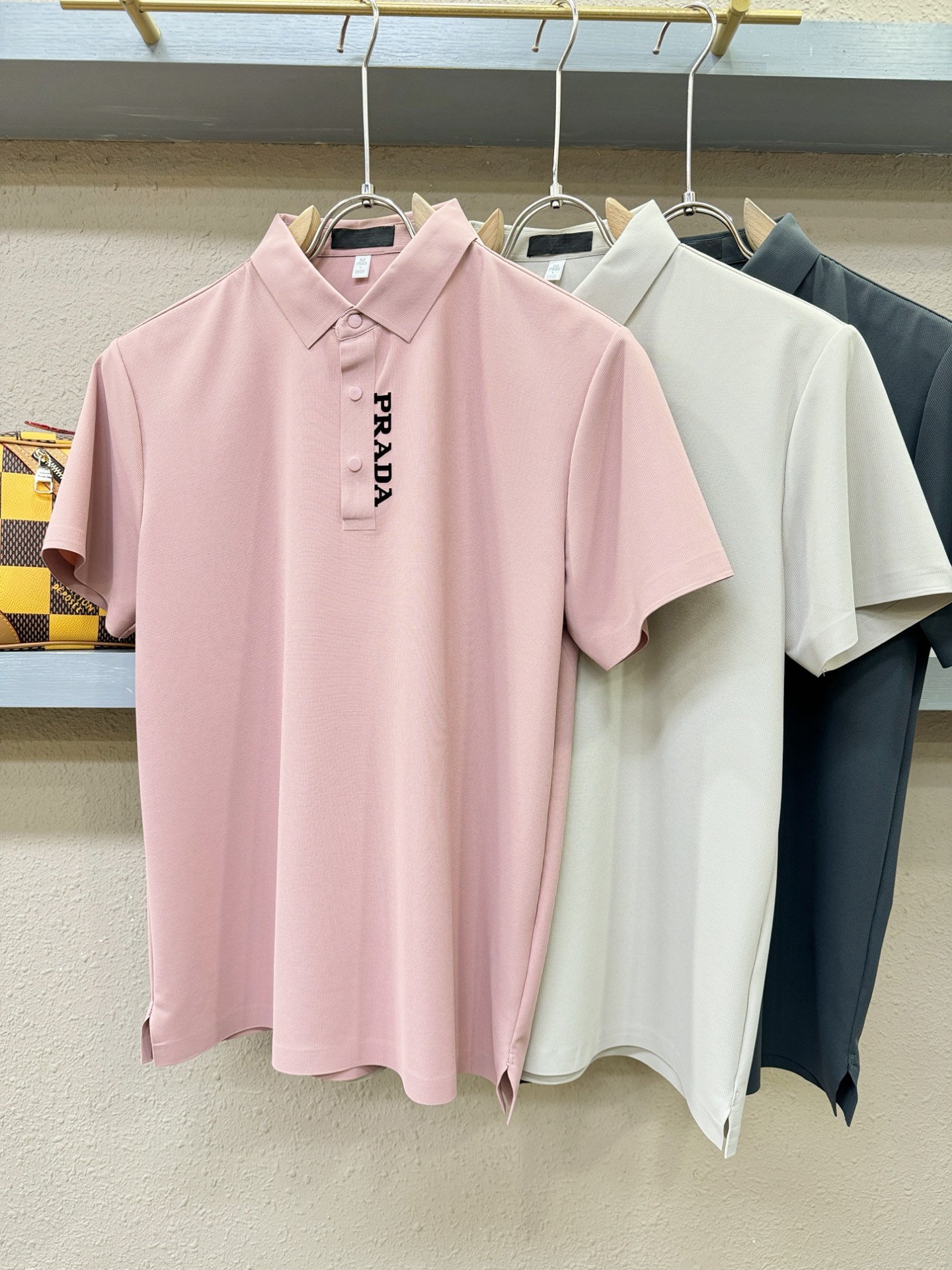 PRADA 普拉达 2026春夏新款首发专柜最新款翻领短袖，冰丝面料，清爽透气。高端订制 设计前卫时尚！品牌logo重工