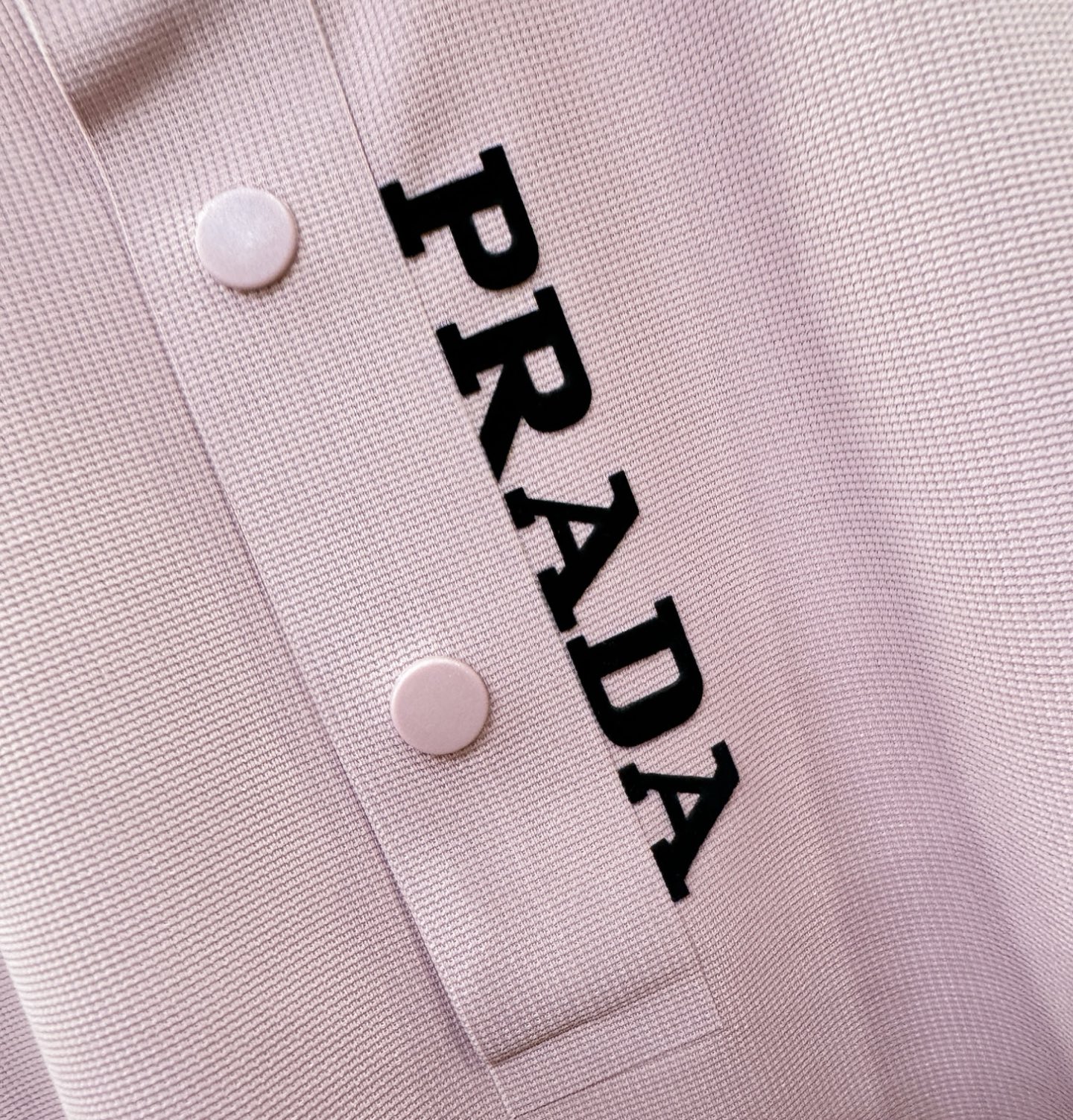 PRADA 普拉达 2026春夏新款首发专柜最新款翻领短袖，冰丝面料，清爽透气。高端订制 设计前卫时尚！品牌logo重工