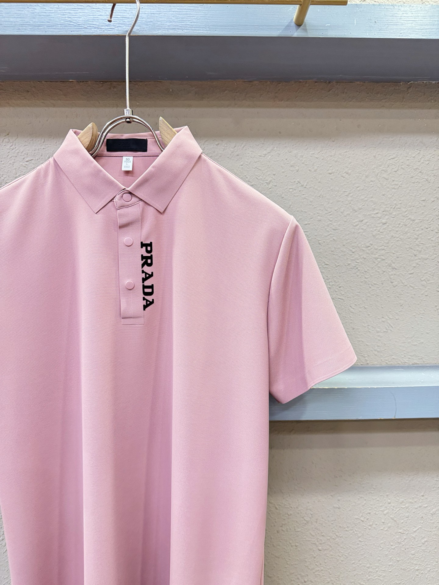 PRADA 普拉达 2026春夏新款首发专柜最新款翻领短袖，冰丝面料，清爽透气。高端订制 设计前卫时尚！品牌logo重工