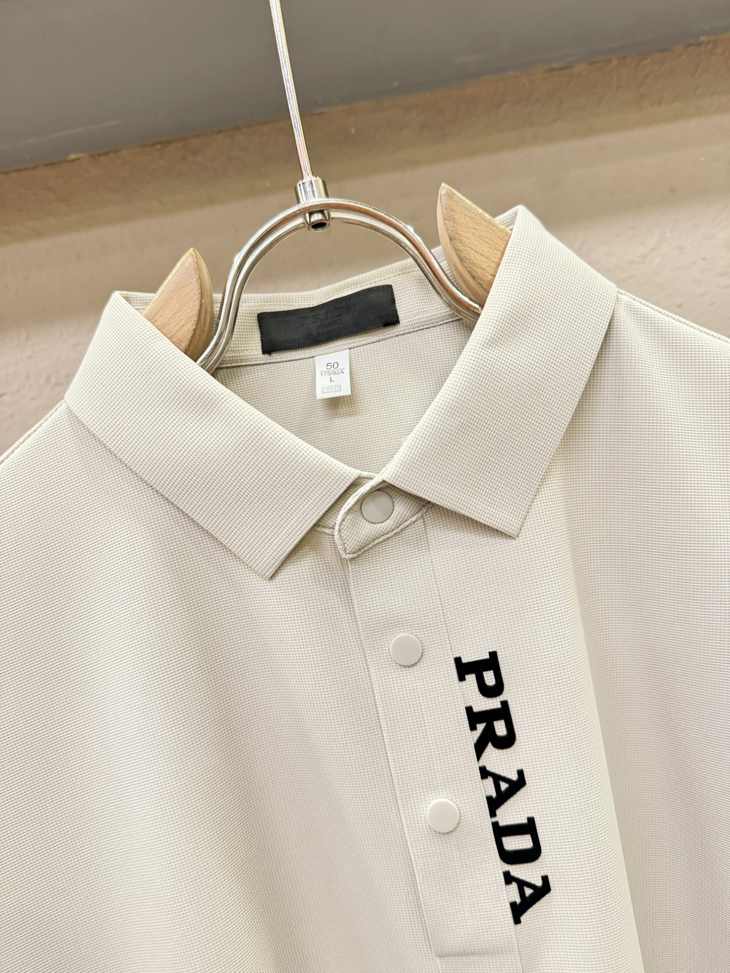 PRADA 普拉达 2026春夏新款首发专柜最新款翻领短袖，冰丝面料，清爽透气。高端订制 设计前卫时尚！品牌logo重工