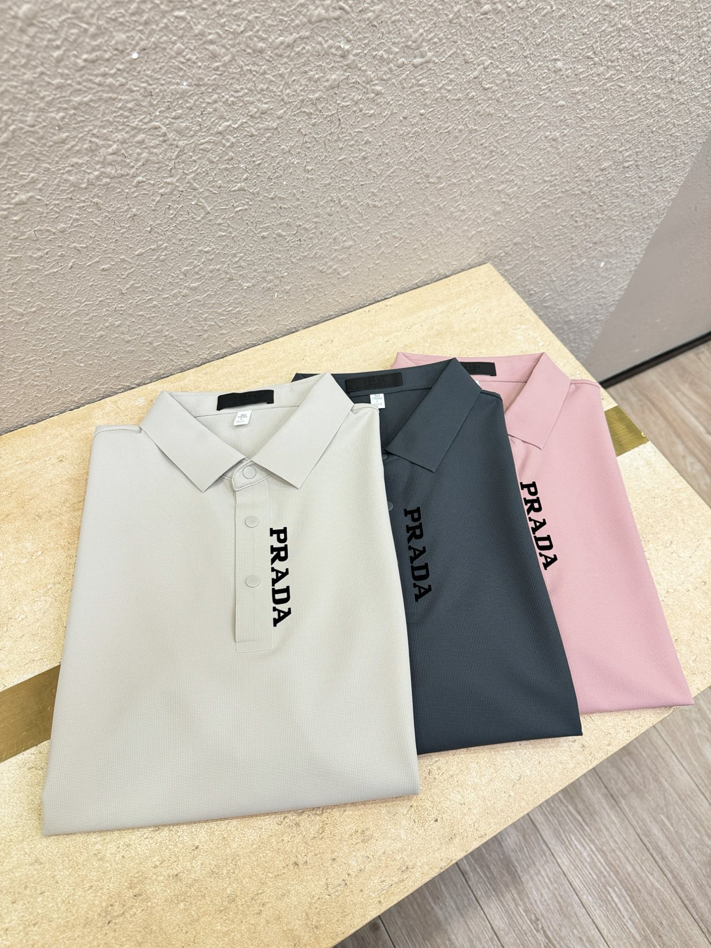 PRADA 普拉达 2026春夏新款首发专柜最新款翻领短袖，冰丝面料，清爽透气。高端订制 设计前卫时尚！品牌logo重工