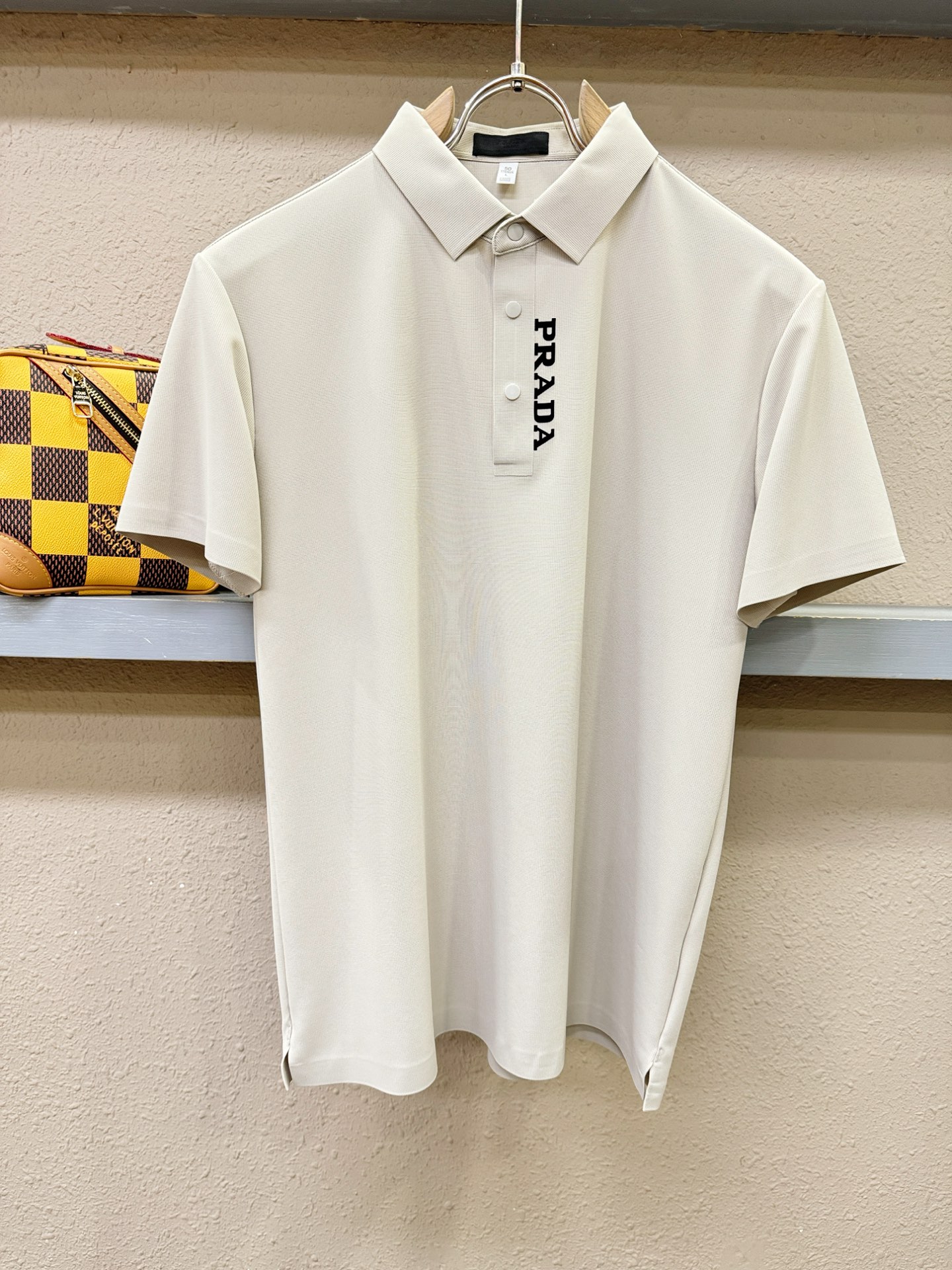 PRADA 普拉达 2026春夏新款首发专柜最新款翻领短袖，冰丝面料，清爽透气。高端订制 设计前卫时尚！品牌logo重工