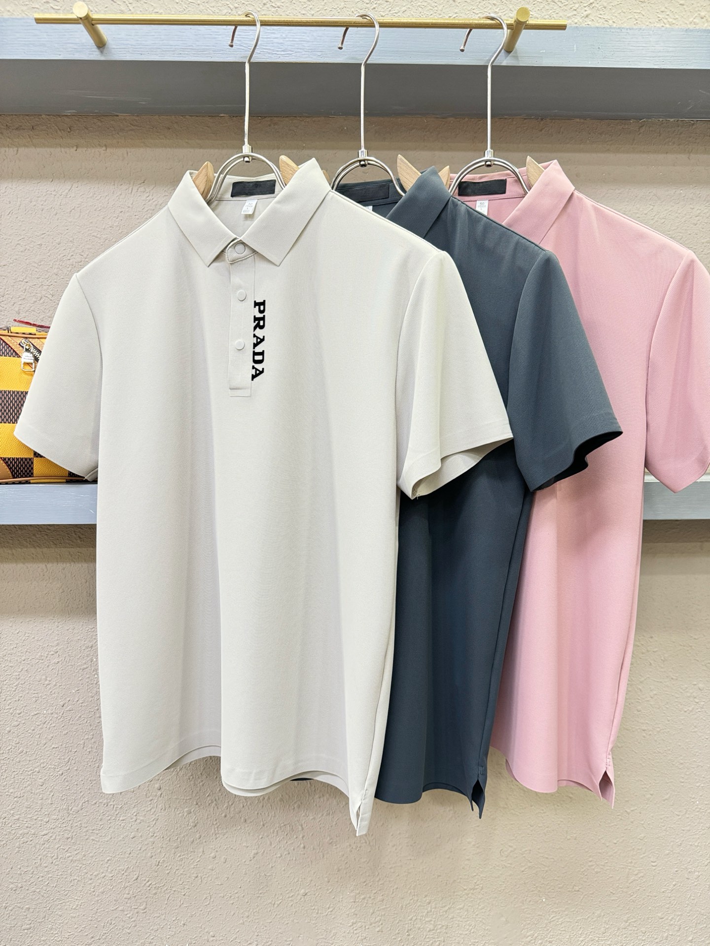 PRADA 普拉达 2026春夏新款首发专柜最新款翻领短袖，冰丝面料，清爽透气。高端订制 设计前卫时尚！品牌logo重工