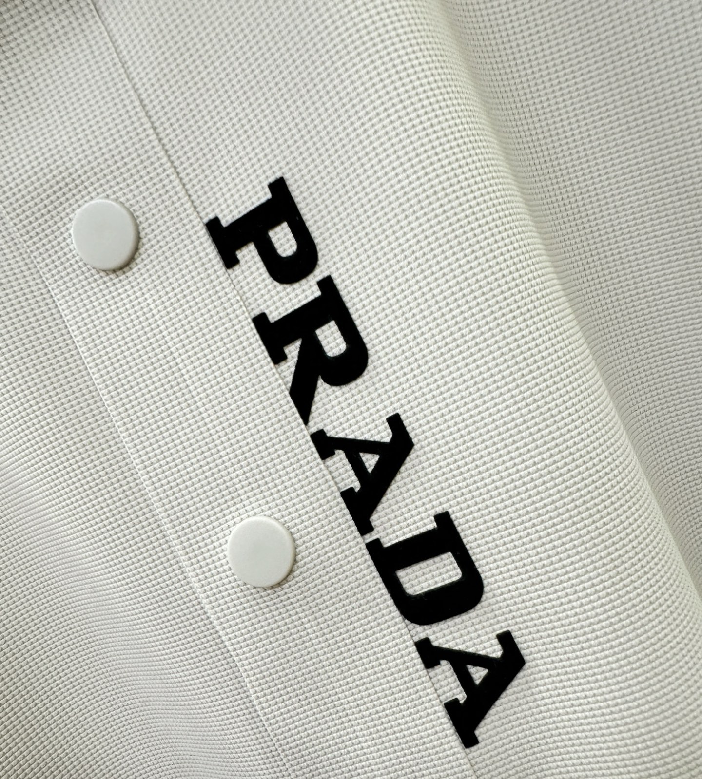 PRADA 普拉达 2026春夏新款首发专柜最新款翻领短袖，冰丝面料，清爽透气。高端订制 设计前卫时尚！品牌logo重工