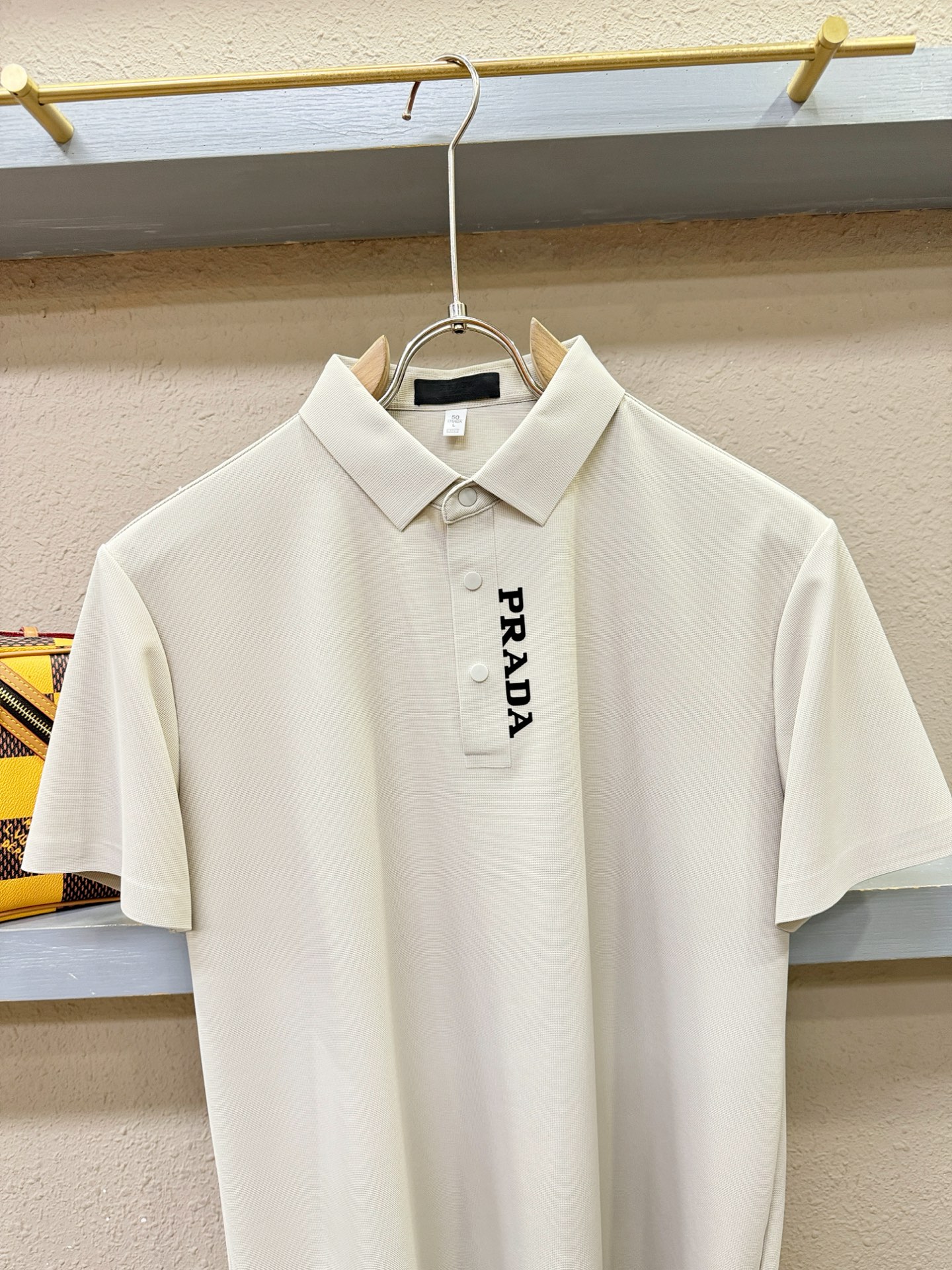 PRADA 普拉达 2026春夏新款首发专柜最新款翻领短袖，冰丝面料，清爽透气。高端订制 设计前卫时尚！品牌logo重工