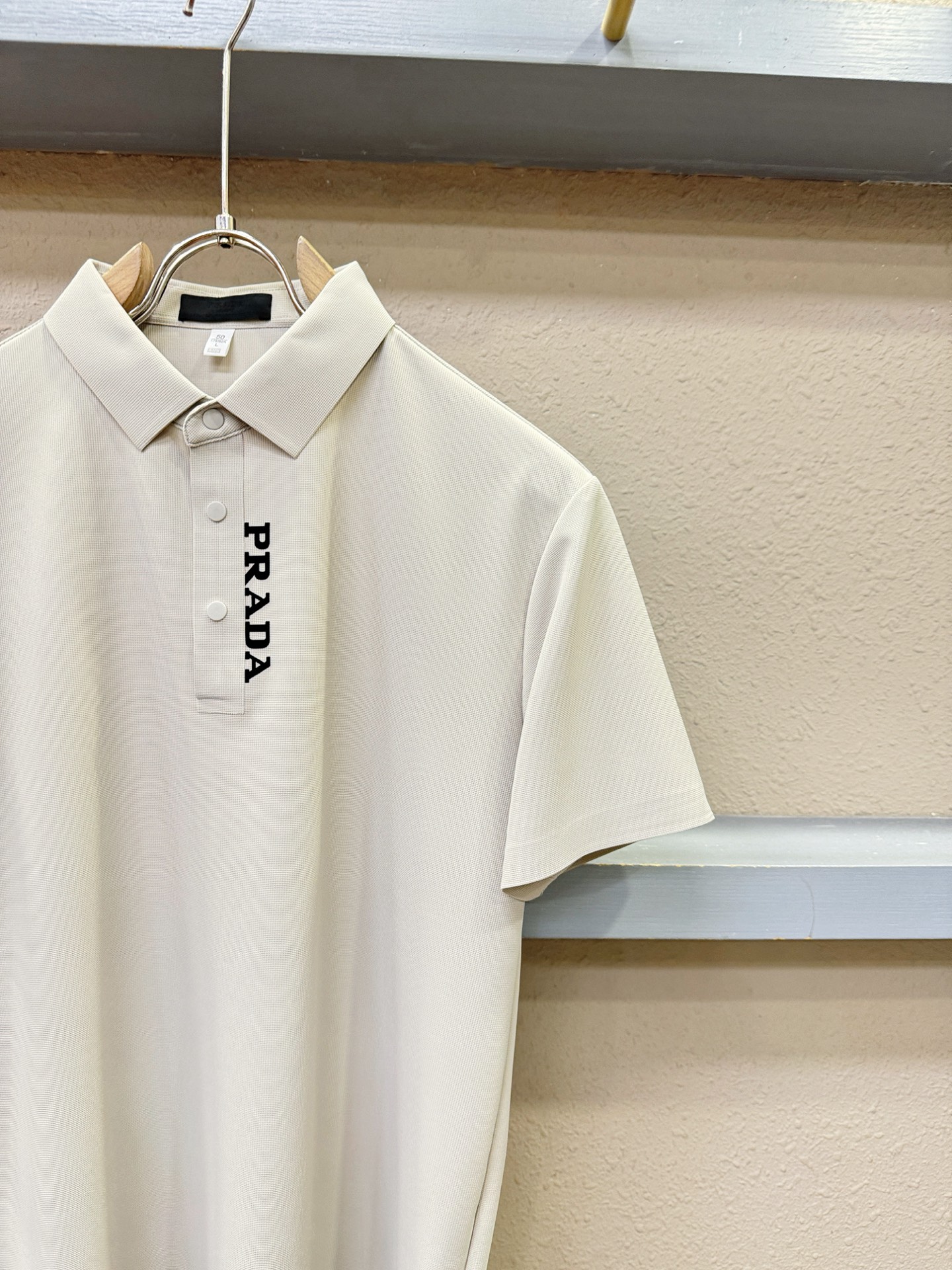 PRADA 普拉达 2026春夏新款首发专柜最新款翻领短袖，冰丝面料，清爽透气。高端订制 设计前卫时尚！品牌logo重工