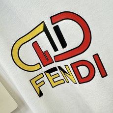 FENDI芬迪 2026新款短袖T恤!男女同款!走秀图案时尚休闲短袖T恤衫!设计logo设计!极具设计精选客供面料,手感 FENDI芬迪 2026新款短袖T恤!男女同款!走秀图案时尚休闲短袖T恤衫!设计logo设计!极具设计精选客供面料,手感