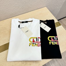 FENDI芬迪 2026新款短袖T恤!男女同款!走秀图案时尚休闲短袖T恤衫!设计logo设计!极具设计精选客供面料,手感 FENDI芬迪 2026新款短袖T恤!男女同款!走秀图案时尚休闲短袖T恤衫!设计logo设计!极具设计精选客供面料,手感