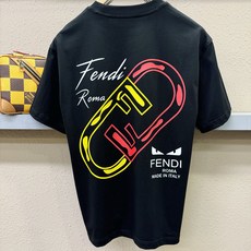 FENDI芬迪 2026新款短袖T恤!男女同款!走秀图案时尚休闲短袖T恤衫!设计logo设计!极具设计精选客供面料,手感 FENDI芬迪 2026新款短袖T恤!男女同款!走秀图案时尚休闲短袖T恤衫!设计logo设计!极具设计精选客供面料,手感