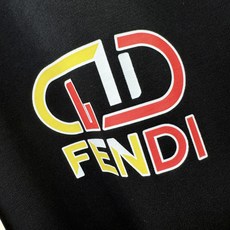 FENDI芬迪 2026新款短袖T恤!男女同款!走秀图案时尚休闲短袖T恤衫!设计logo设计!极具设计精选客供面料,手感 FENDI芬迪 2026新款短袖T恤!男女同款!走秀图案时尚休闲短袖T恤衫!设计logo设计!极具设计精选客供面料,手感