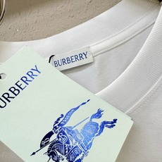 BURBERRY巴宝莉 2026新款短袖T恤!男女同款!走秀图案时尚休闲短袖T恤衫!设计logo设计!极具设计精选客供面 BURBERRY巴宝莉 2026新款短袖T恤!男女同款!走秀图案时尚休闲短袖T恤衫!设计logo设计!极具设计精选客供面