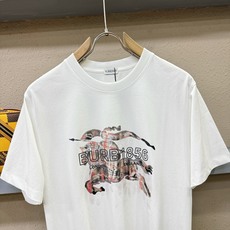 BURBERRY巴宝莉 2026新款短袖T恤!男女同款!走秀图案时尚休闲短袖T恤衫!设计logo设计!极具设计精选客供面 BURBERRY巴宝莉 2026新款短袖T恤!男女同款!走秀图案时尚休闲短袖T恤衫!设计logo设计!极具设计精选客供面