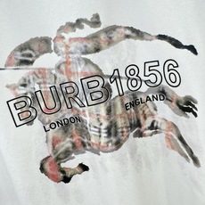 BURBERRY巴宝莉 2026新款短袖T恤!男女同款!走秀图案时尚休闲短袖T恤衫!设计logo设计!极具设计精选客供面 BURBERRY巴宝莉 2026新款短袖T恤!男女同款!走秀图案时尚休闲短袖T恤衫!设计logo设计!极具设计精选客供面