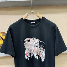BURBERRY巴宝莉 2026新款短袖T恤!男女同款!走秀图案时尚休闲短袖T恤衫!设计logo设计!极具设计精选客供面 BURBERRY巴宝莉 2026新款短袖T恤!男女同款!走秀图案时尚休闲短袖T恤衫!设计logo设计!极具设计精选客供面