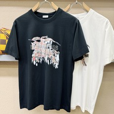 BURBERRY巴宝莉 2026新款短袖T恤!男女同款!走秀图案时尚休闲短袖T恤衫!设计logo设计!极具设计精选客供面 BURBERRY巴宝莉 2026新款短袖T恤!男女同款!走秀图案时尚休闲短袖T恤衫!设计logo设计!极具设计精选客供面