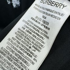 BURBERRY巴宝莉 2026新款短袖T恤!男女同款!走秀图案时尚休闲短袖T恤衫!设计logo设计!极具设计精选客供面 BURBERRY巴宝莉 2026新款短袖T恤!男女同款!走秀图案时尚休闲短袖T恤衫!设计logo设计!极具设计精选客供面