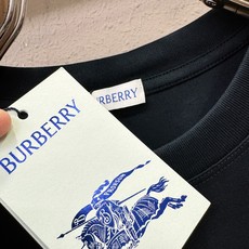 BURBERRY巴宝莉 2026新款短袖T恤!男女同款!走秀图案时尚休闲短袖T恤衫!设计logo设计!极具设计精选客供面 BURBERRY巴宝莉 2026新款短袖T恤!男女同款!走秀图案时尚休闲短袖T恤衫!设计logo设计!极具设计精选客供面