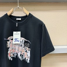 BURBERRY巴宝莉 2026新款短袖T恤!男女同款!走秀图案时尚休闲短袖T恤衫!设计logo设计!极具设计精选客供面 BURBERRY巴宝莉 2026新款短袖T恤!男女同款!走秀图案时尚休闲短袖T恤衫!设计logo设计!极具设计精选客供面