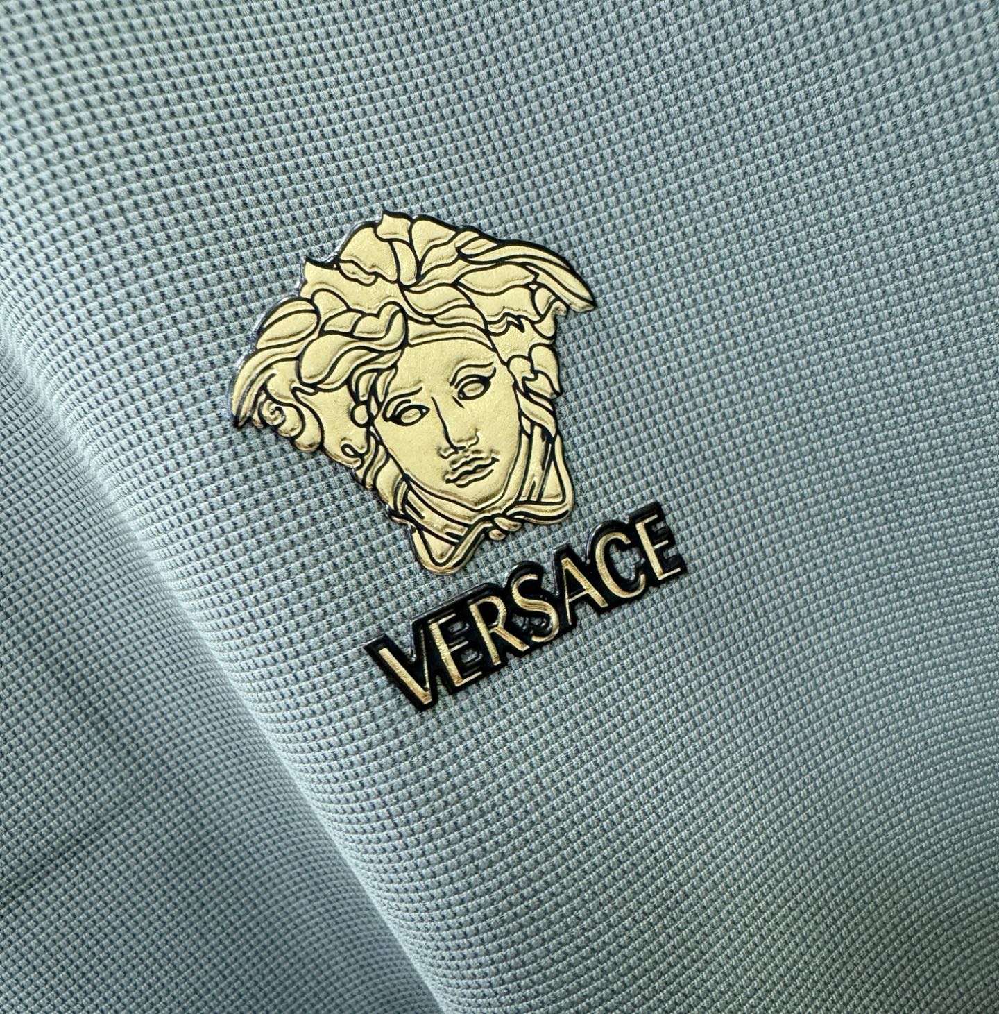 Versace 范思哲 2026春夏新款首发专柜最新款翻领短袖，冰丝面料，清爽透气。高端订制 设计前卫时尚！品牌logo