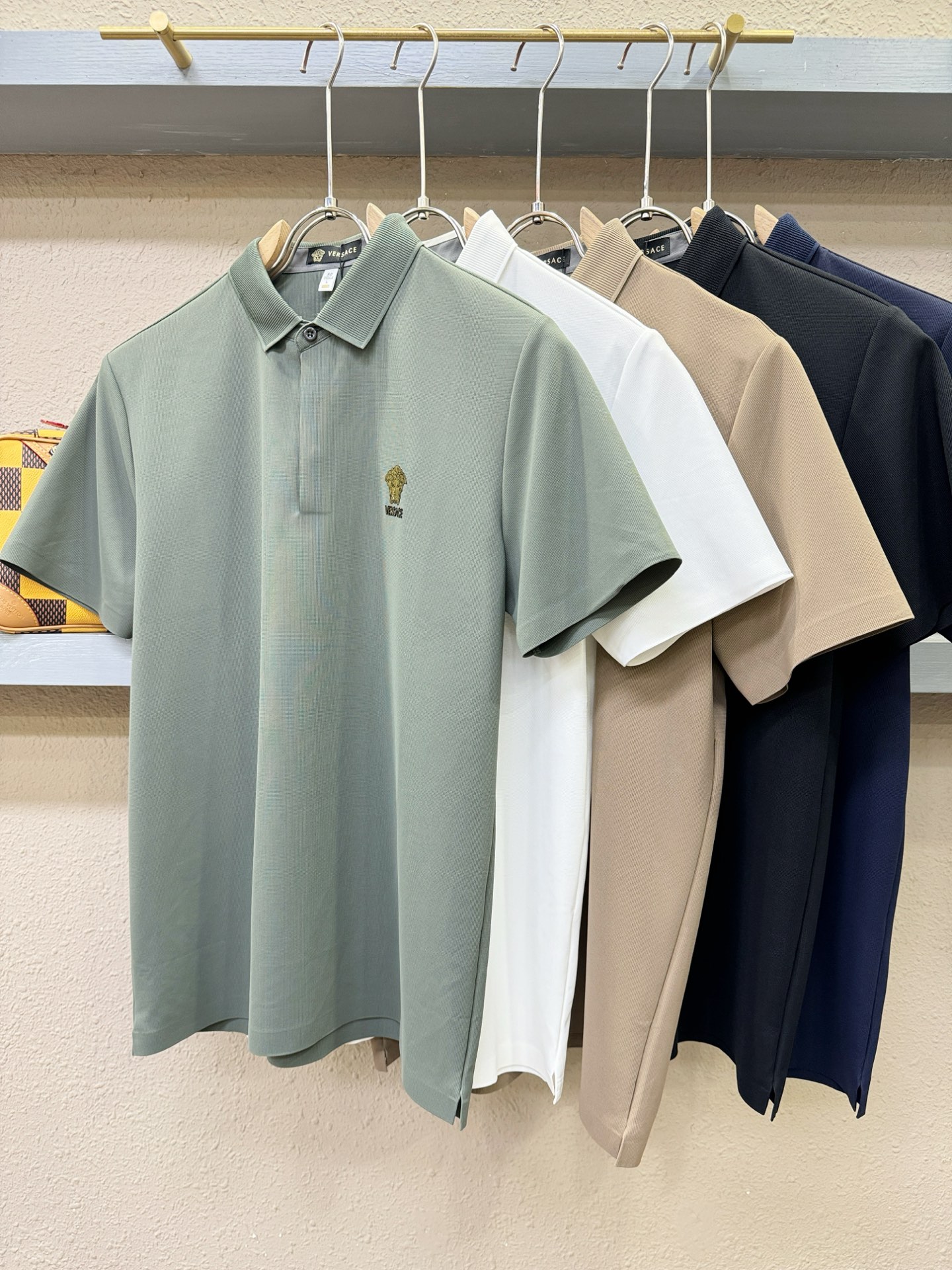 Versace 范思哲 2026春夏新款首发专柜最新款翻领短袖，冰丝面料，清爽透气。高端订制 设计前卫时尚！品牌logo