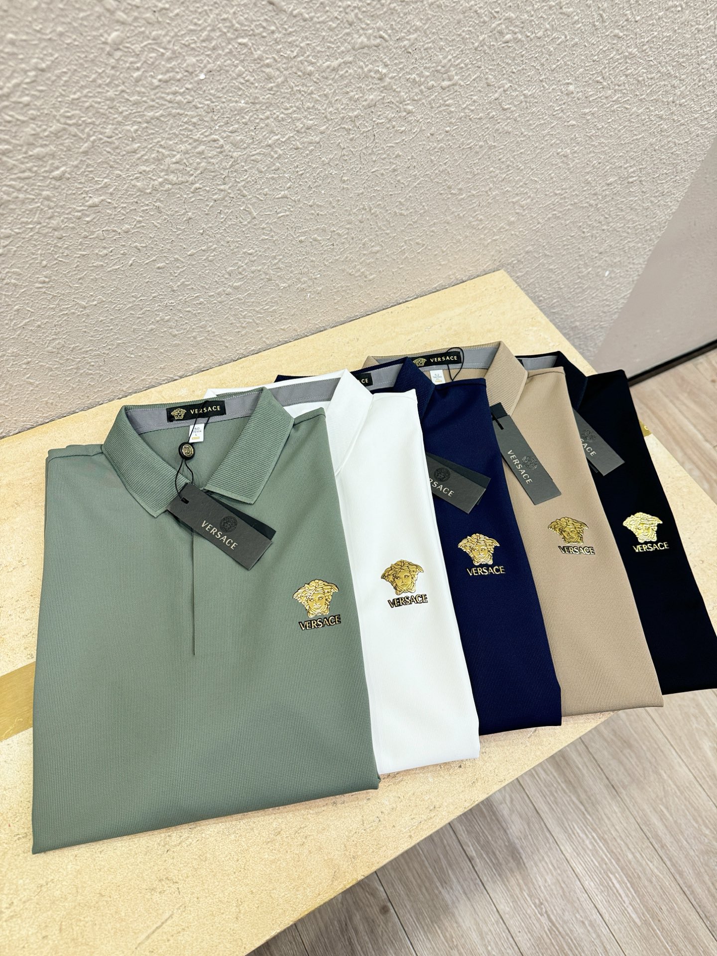 Versace 范思哲 2026春夏新款首发专柜最新款翻领短袖，冰丝面料，清爽透气。高端订制 设计前卫时尚！品牌logo