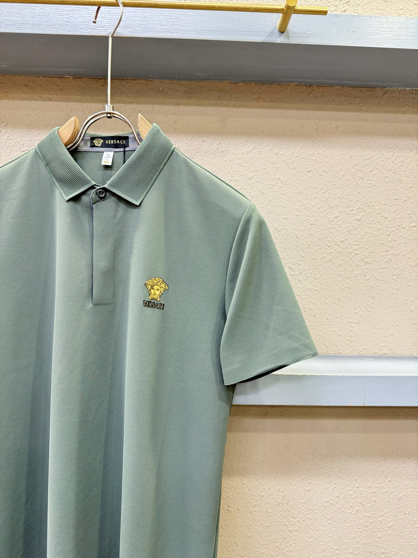 Versace 范思哲 2026春夏新款首发专柜最新款翻领短袖，冰丝面料，清爽透气。高端订制 设计前卫时尚！品牌logo