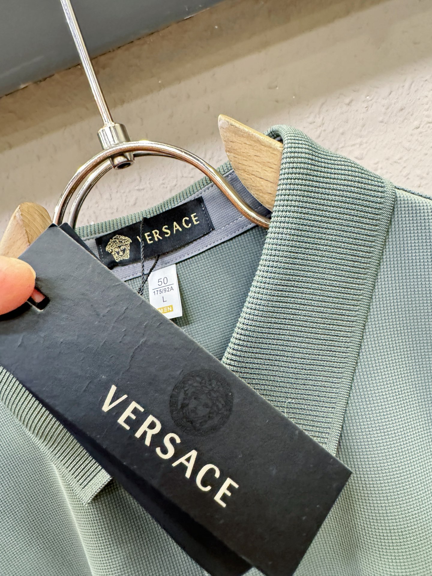 Versace 范思哲 2026春夏新款首发专柜最新款翻领短袖，冰丝面料，清爽透气。高端订制 设计前卫时尚！品牌logo