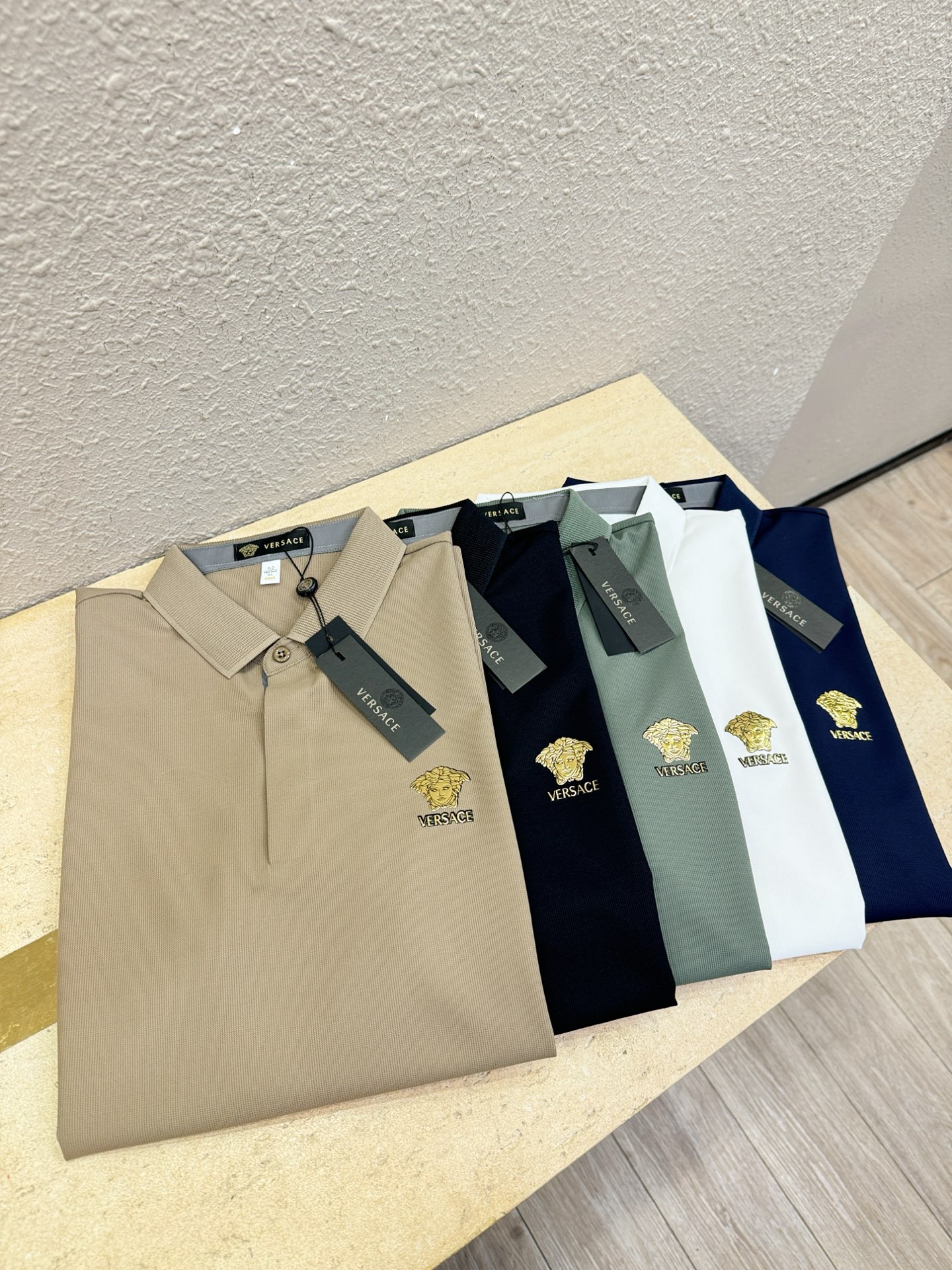 Versace 范思哲 2026春夏新款首发专柜最新款翻领短袖，冰丝面料，清爽透气。高端订制 设计前卫时尚！品牌logo