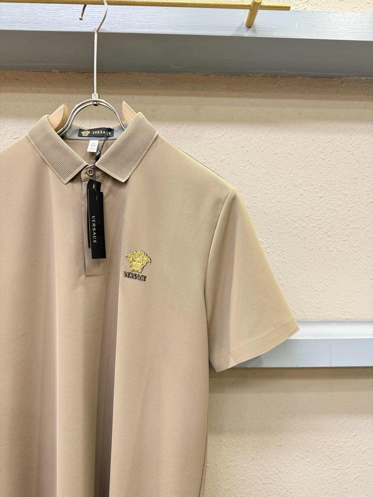 Versace 范思哲 2026春夏新款首发专柜最新款翻领短袖，冰丝面料，清爽透气。高端订制 设计前卫时尚！品牌logo