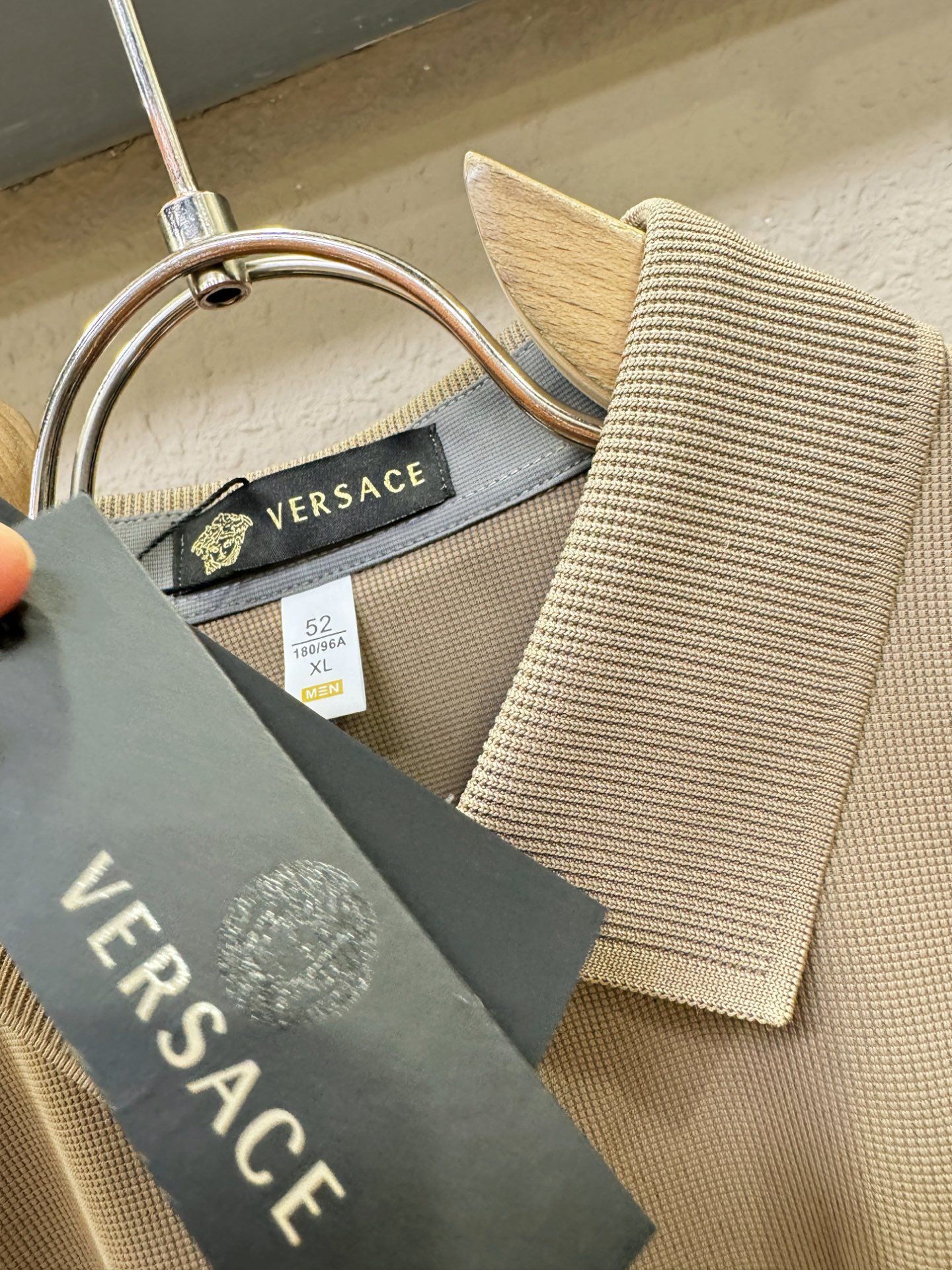 Versace 范思哲 2026春夏新款首发专柜最新款翻领短袖，冰丝面料，清爽透气。高端订制 设计前卫时尚！品牌logo