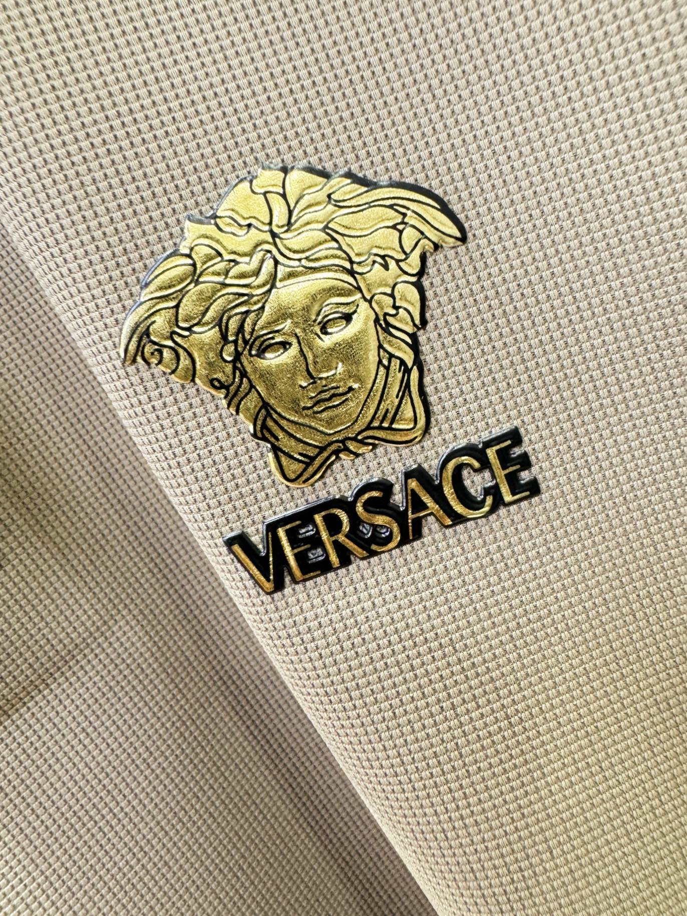 Versace 范思哲 2026春夏新款首发专柜最新款翻领短袖，冰丝面料，清爽透气。高端订制 设计前卫时尚！品牌logo