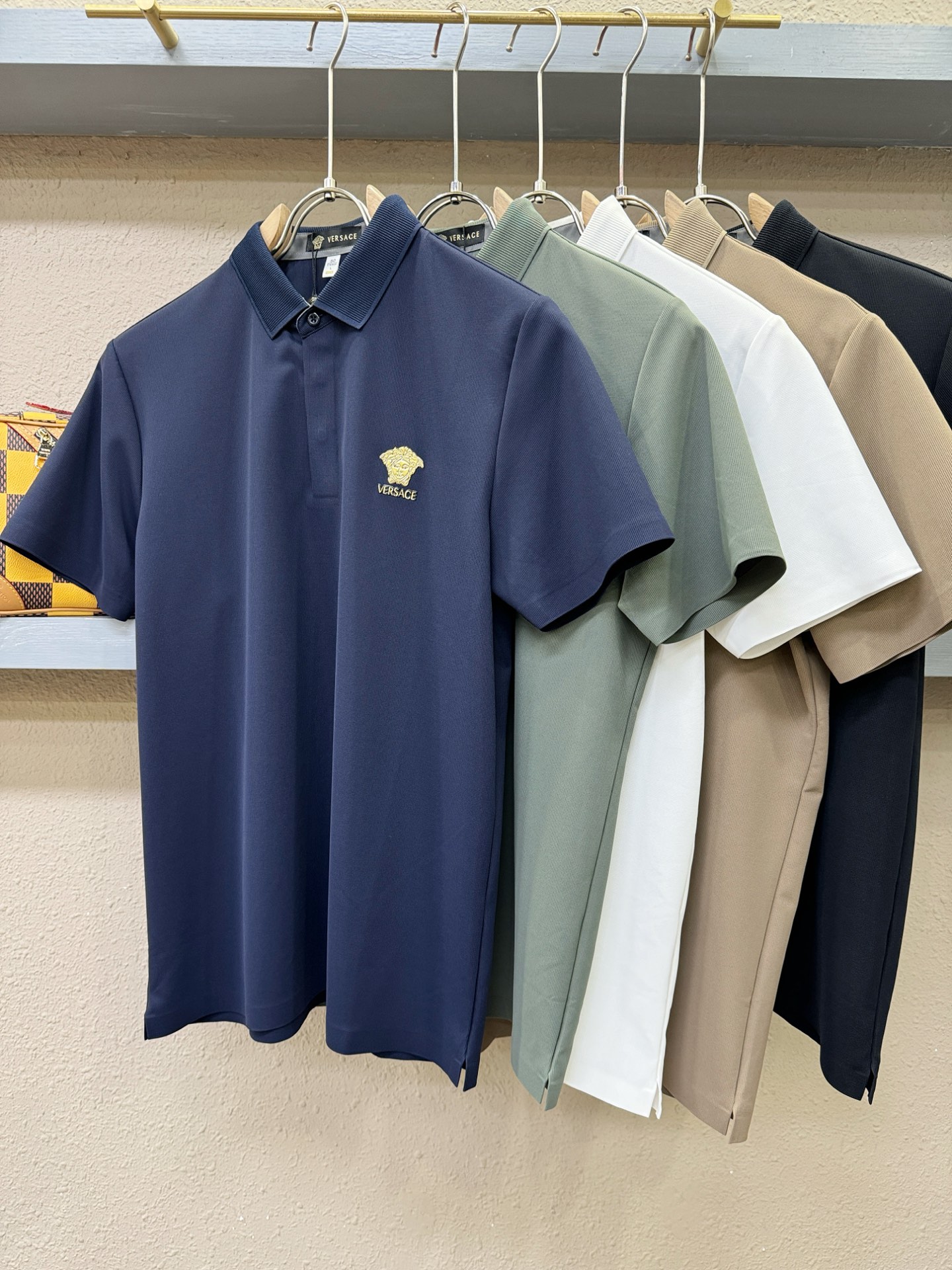 Versace 范思哲 2026春夏新款首发专柜最新款翻领短袖，冰丝面料，清爽透气。高端订制 设计前卫时尚！品牌logo