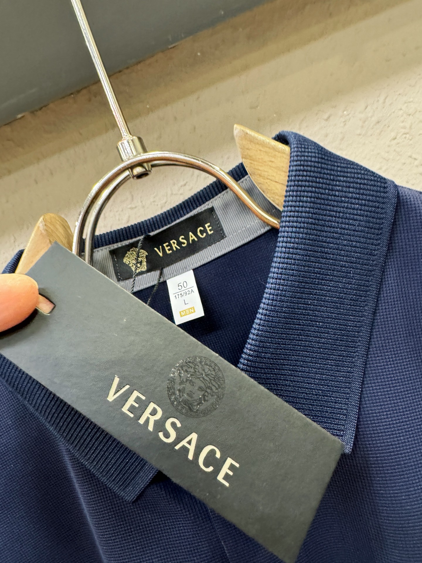 Versace 范思哲 2026春夏新款首发专柜最新款翻领短袖，冰丝面料，清爽透气。高端订制 设计前卫时尚！品牌logo