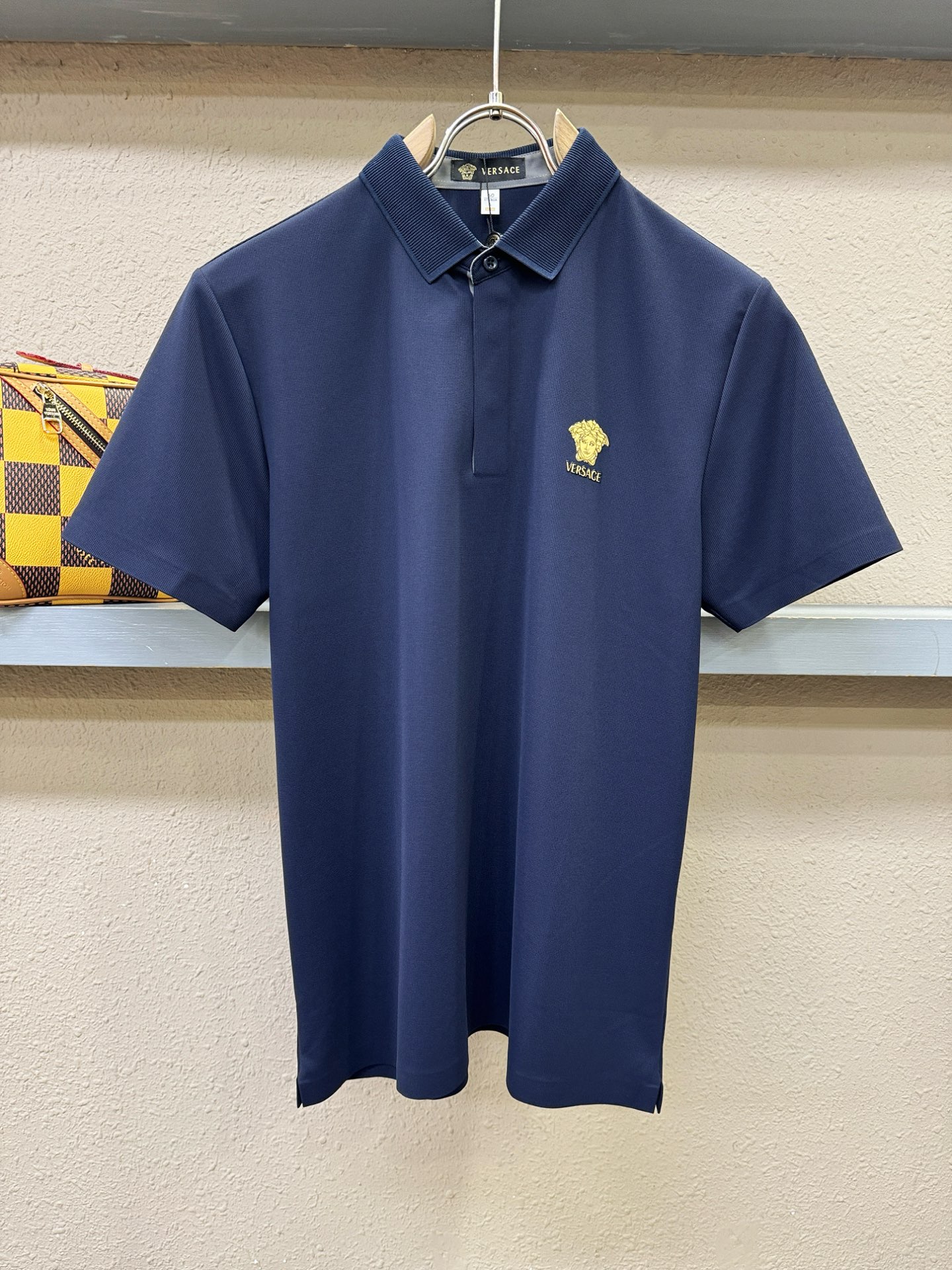 Versace 范思哲 2026春夏新款首发专柜最新款翻领短袖，冰丝面料，清爽透气。高端订制 设计前卫时尚！品牌logo