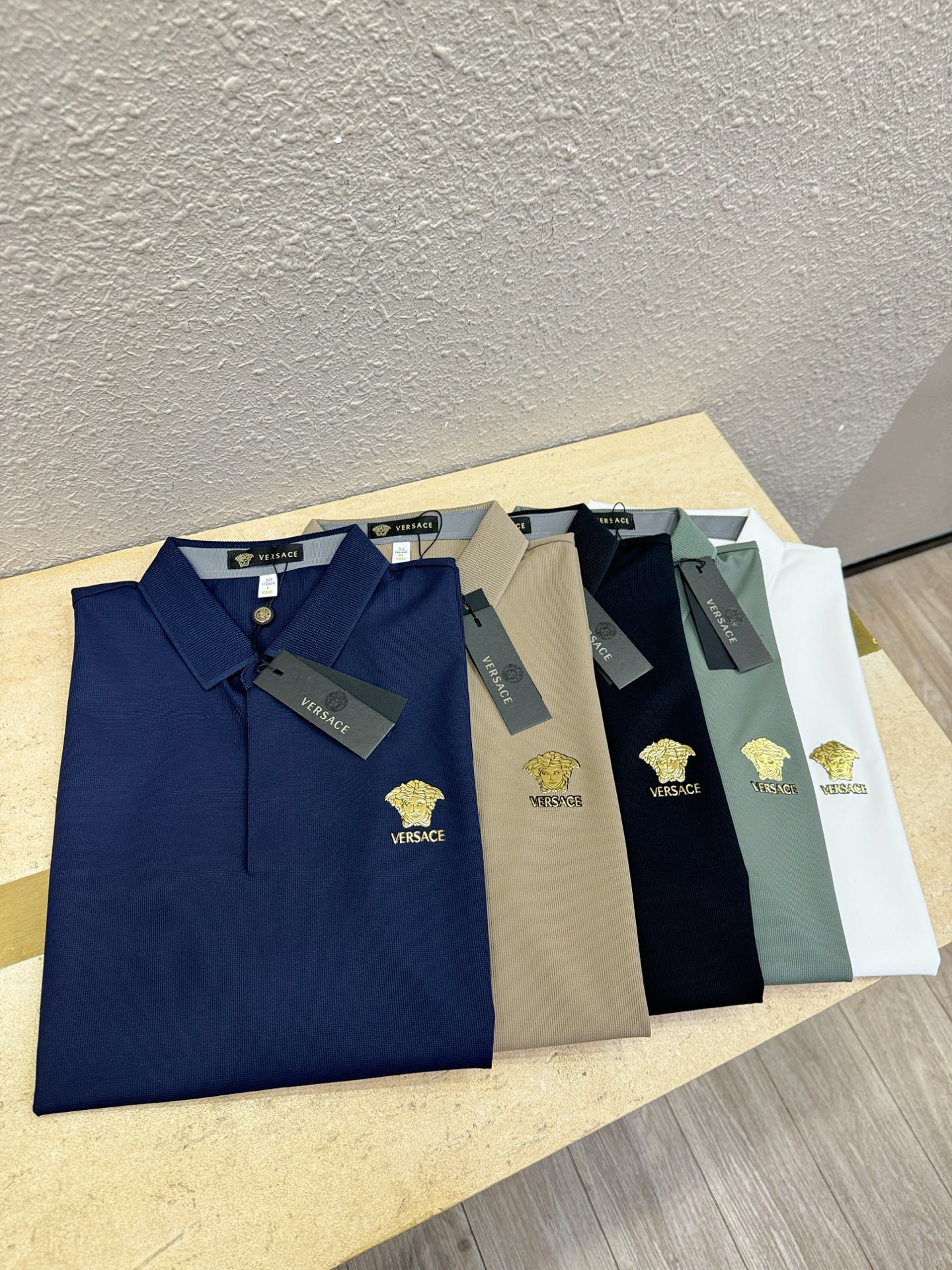 Versace 范思哲 2026春夏新款首发专柜最新款翻领短袖，冰丝面料，清爽透气。高端订制 设计前卫时尚！品牌logo