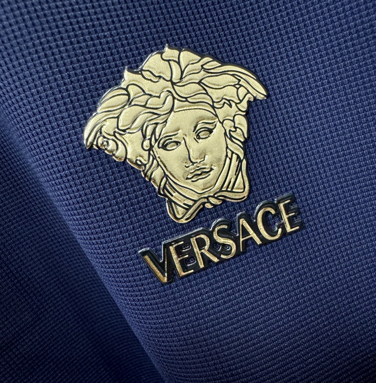 Versace 范思哲 2026春夏新款首发专柜最新款翻领短袖，冰丝面料，清爽透气。高端订制 设计前卫时尚！品牌logo