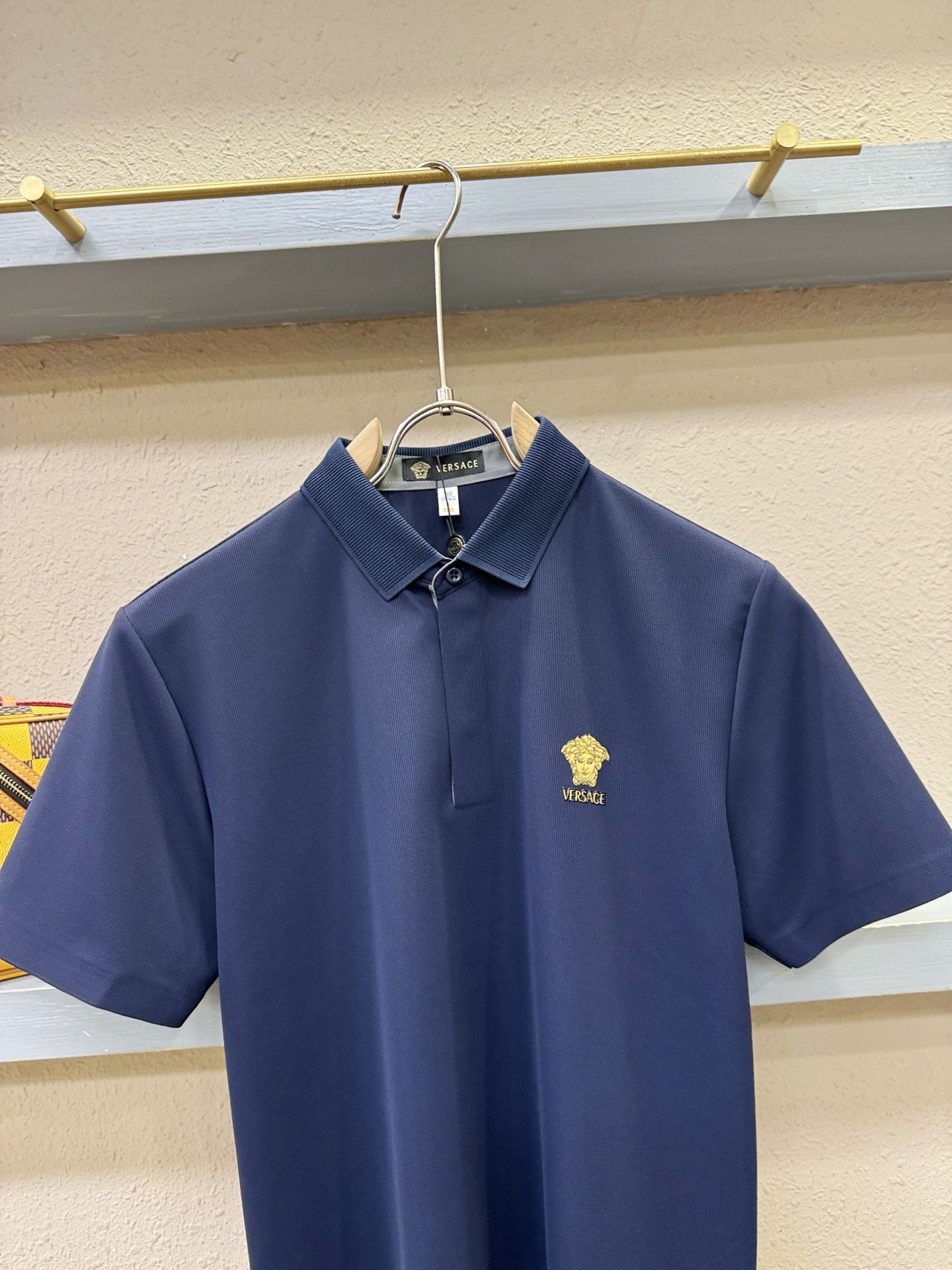 Versace 范思哲 2026春夏新款首发专柜最新款翻领短袖，冰丝面料，清爽透气。高端订制 设计前卫时尚！品牌logo