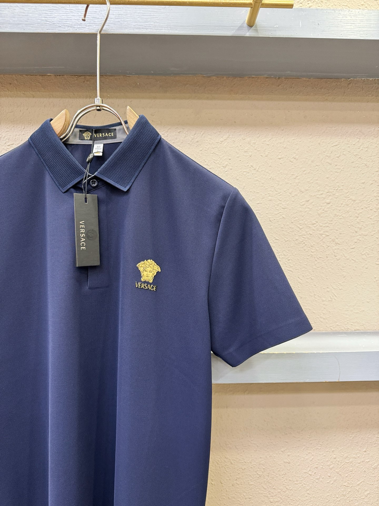 Versace 范思哲 2026春夏新款首发专柜最新款翻领短袖，冰丝面料，清爽透气。高端订制 设计前卫时尚！品牌logo
