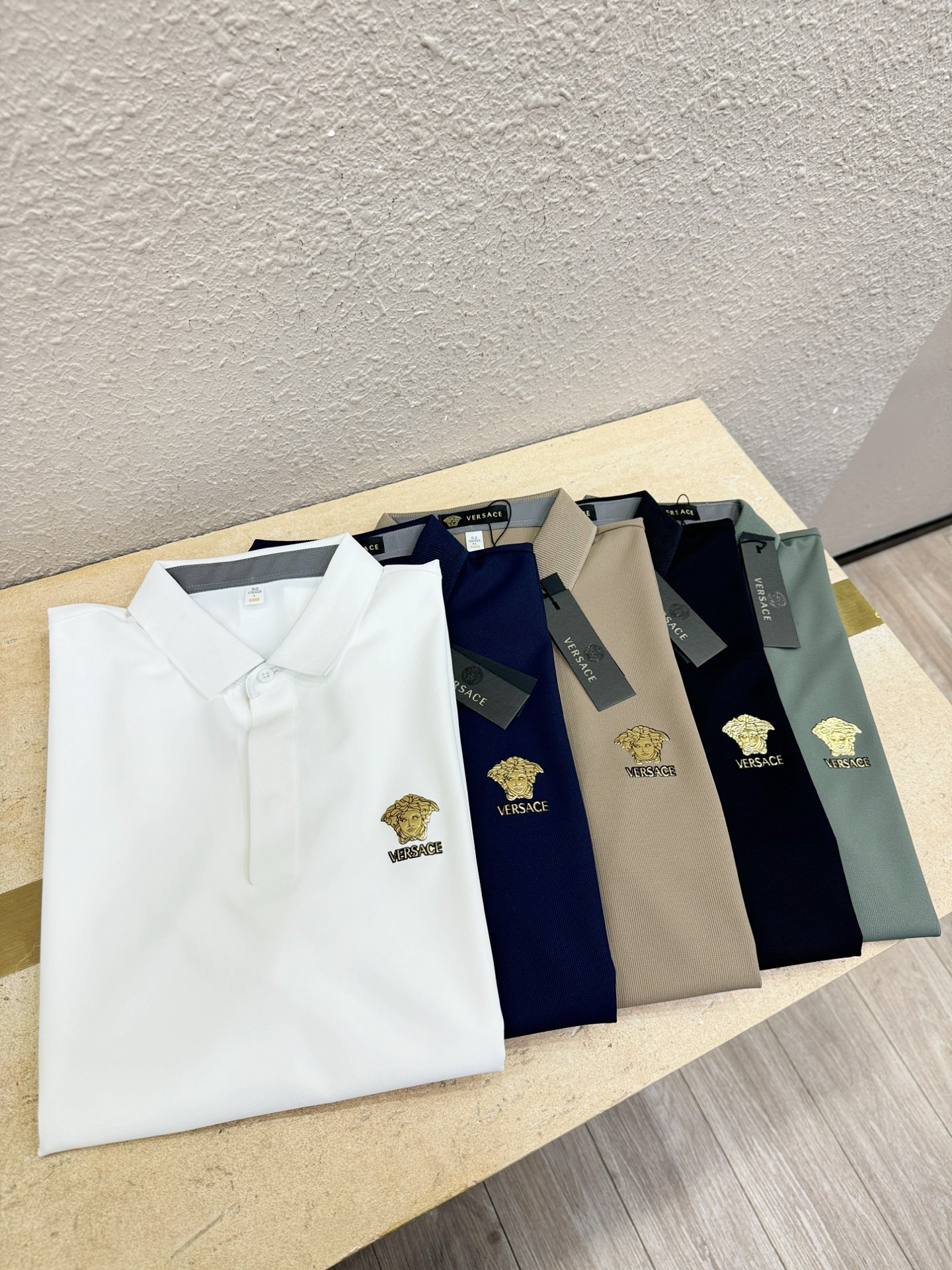 Versace 范思哲 2026春夏新款首发专柜最新款翻领短袖，冰丝面料，清爽透气。高端订制 设计前卫时尚！品牌logo