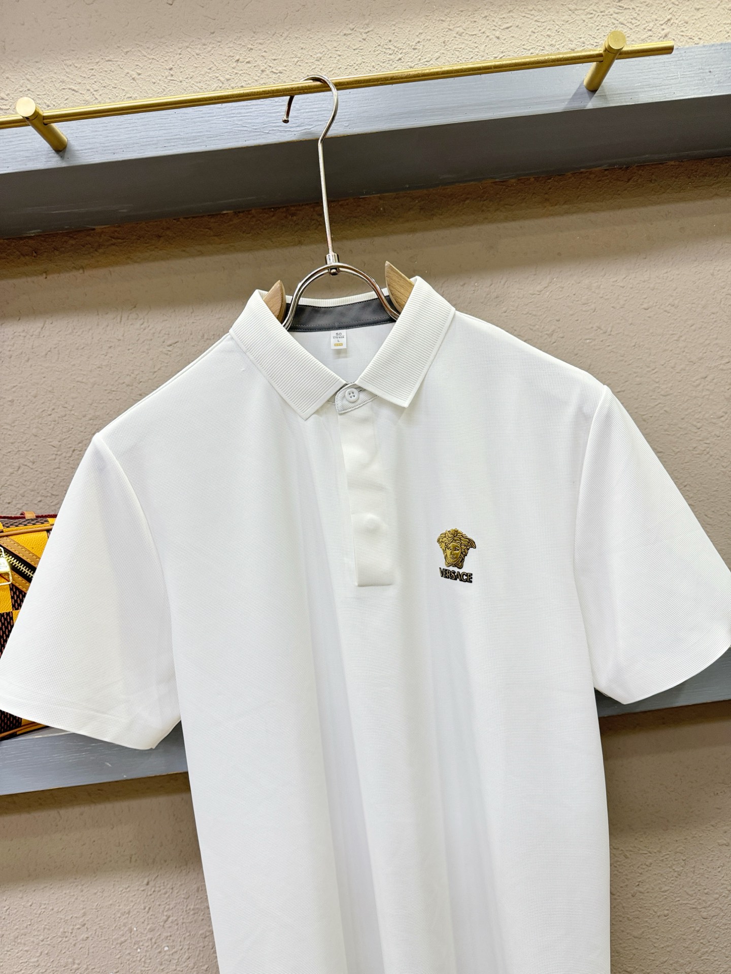 Versace 范思哲 2026春夏新款首发专柜最新款翻领短袖，冰丝面料，清爽透气。高端订制 设计前卫时尚！品牌logo