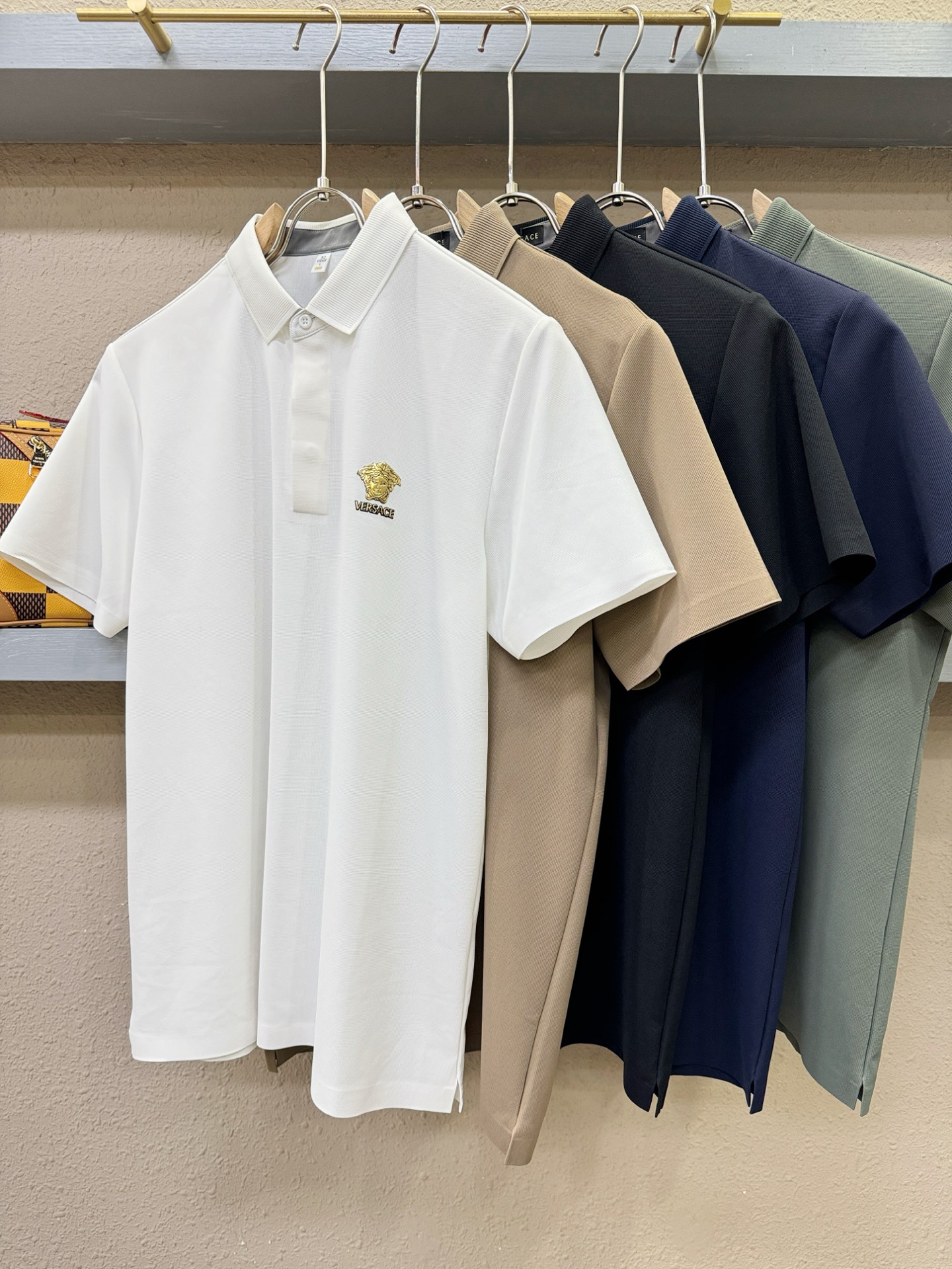 Versace 范思哲 2026春夏新款首发专柜最新款翻领短袖，冰丝面料，清爽透气。高端订制 设计前卫时尚！品牌logo
