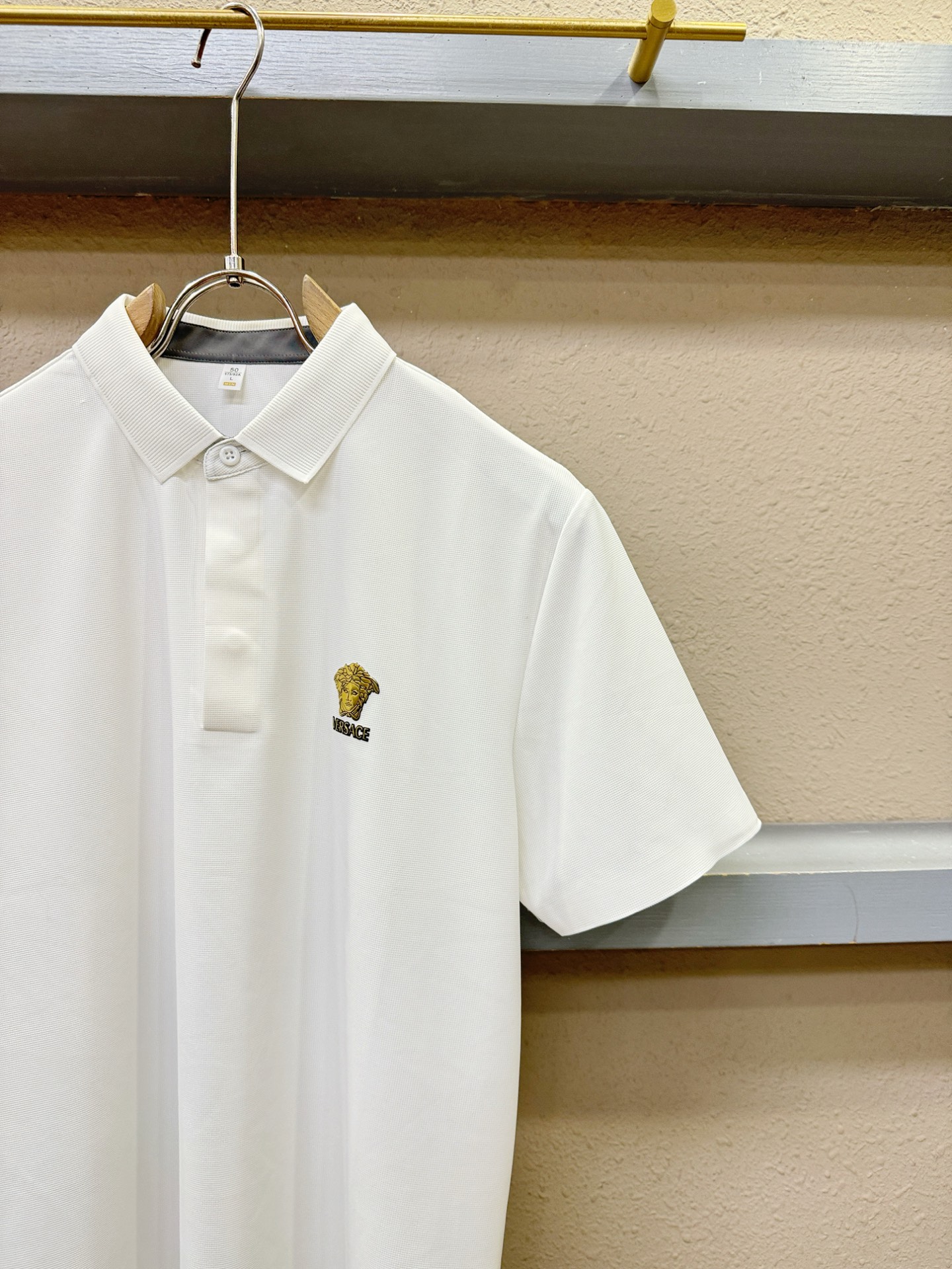 Versace 范思哲 2026春夏新款首发专柜最新款翻领短袖，冰丝面料，清爽透气。高端订制 设计前卫时尚！品牌logo