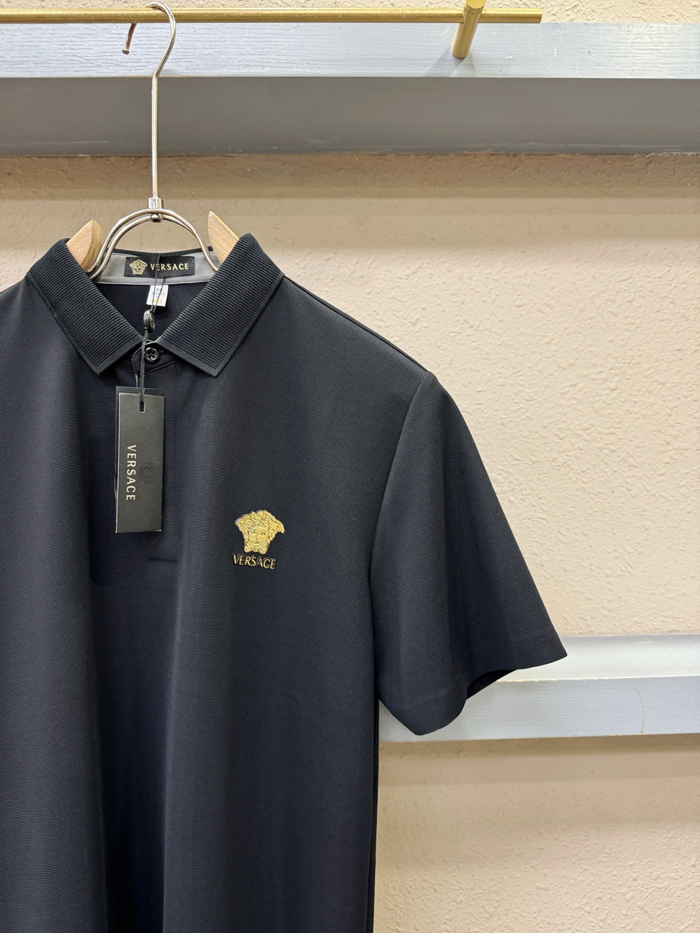 Versace 范思哲 2026春夏新款首发专柜最新款翻领短袖，冰丝面料，清爽透气。高端订制 设计前卫时尚！品牌logo