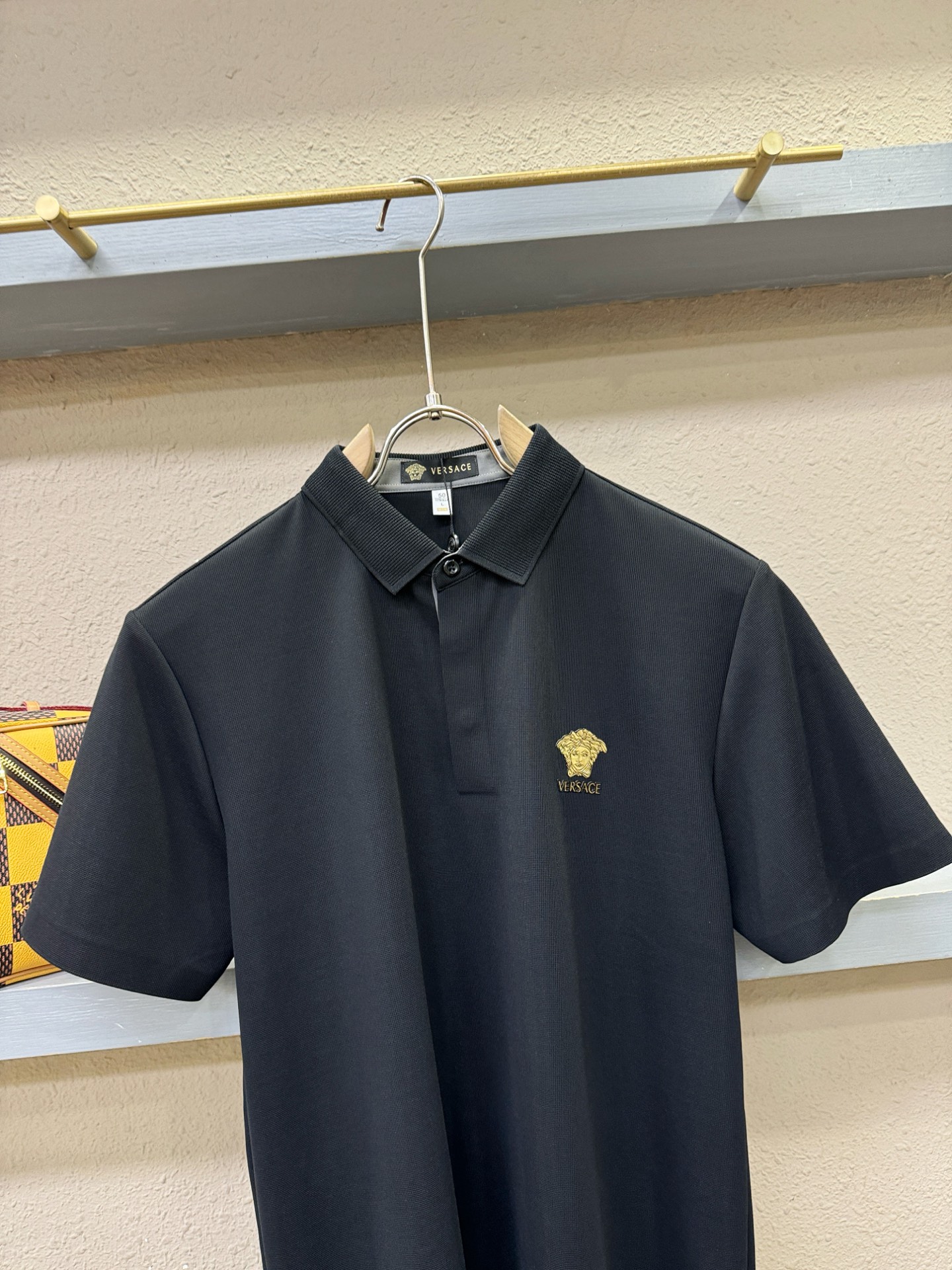 Versace 范思哲 2026春夏新款首发专柜最新款翻领短袖，冰丝面料，清爽透气。高端订制 设计前卫时尚！品牌logo