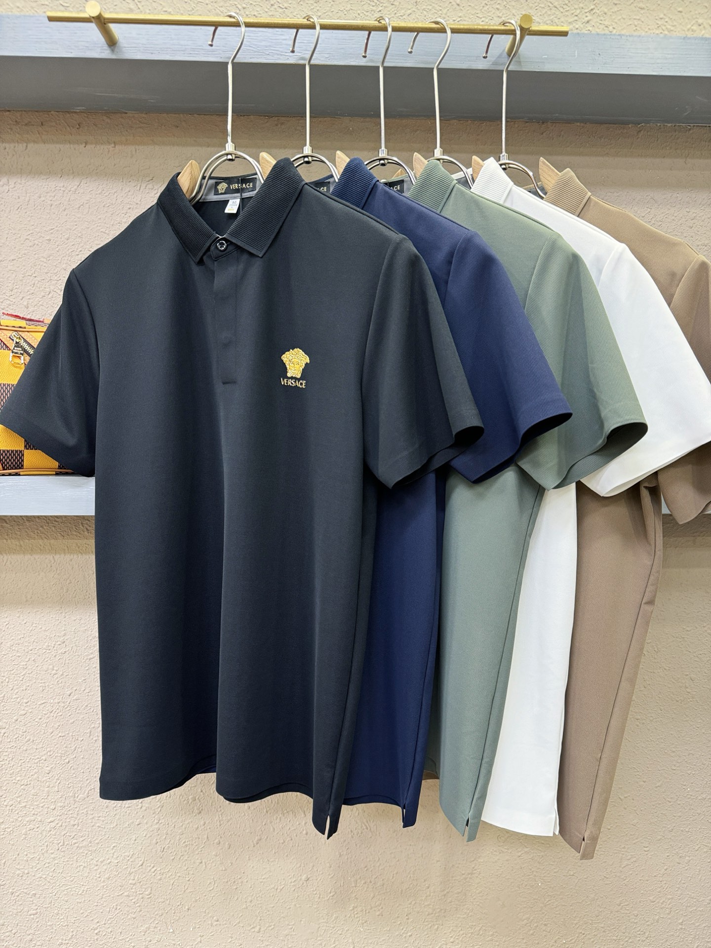 Versace 范思哲 2026春夏新款首发专柜最新款翻领短袖，冰丝面料，清爽透气。高端订制 设计前卫时尚！品牌logo