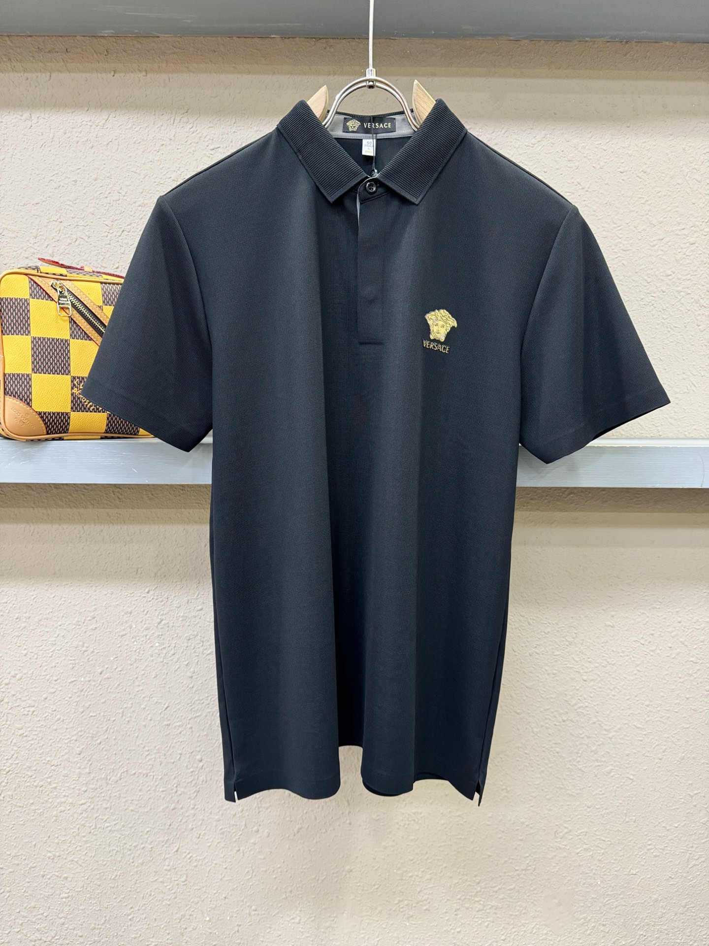 Versace 范思哲 2026春夏新款首发专柜最新款翻领短袖，冰丝面料，清爽透气。高端订制 设计前卫时尚！品牌logo