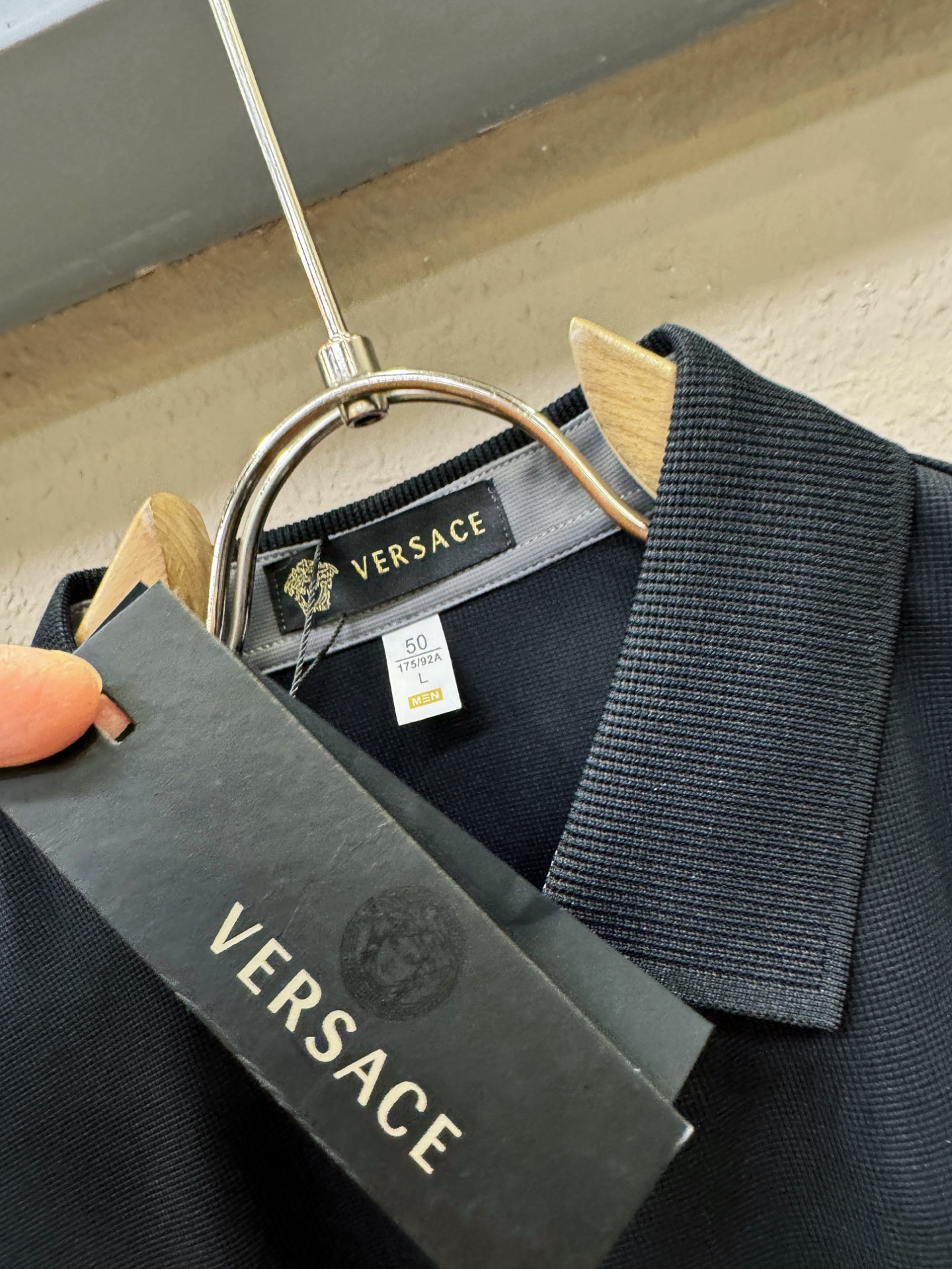 Versace 范思哲 2026春夏新款首发专柜最新款翻领短袖，冰丝面料，清爽透气。高端订制 设计前卫时尚！品牌logo