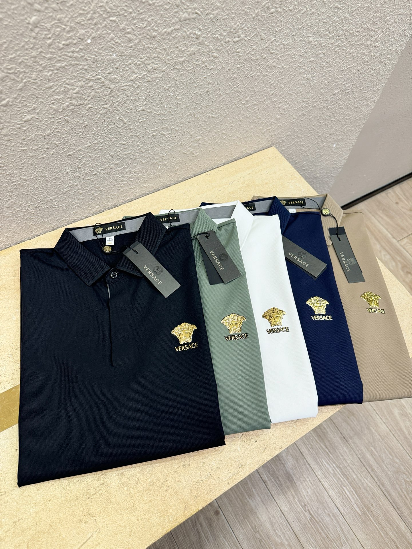 Versace 范思哲 2026春夏新款首发专柜最新款翻领短袖，冰丝面料，清爽透气。高端订制 设计前卫时尚！品牌logo
